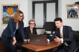 La scena comunica collaborazione, attenzione ai dettagli e approccio tailor made, in linea con i valori di Saturn Over descritti nell’intervista a Viviana Cattaneo su Il Sole 24 Ore.