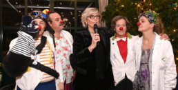 Viviana Cattaneo circondata dai clown della Fondazione Dottor Sorriso alla cena solidale di Saturn Over.
