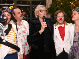 Viviana Cattaneo circondata dai clown della Fondazione Dottor Sorriso alla cena solidale di Saturn Over.